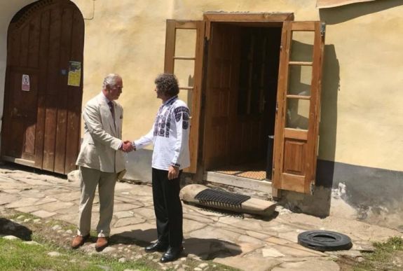 Míg a pápa Csíksomlyóra, Károly herceg a Maros megyei Százkézdre látogatott