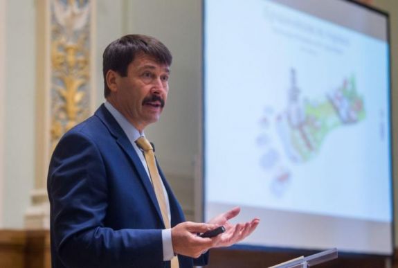 Áder János Csíkszeredában: az embernek a saját természetével kell megküzdenie