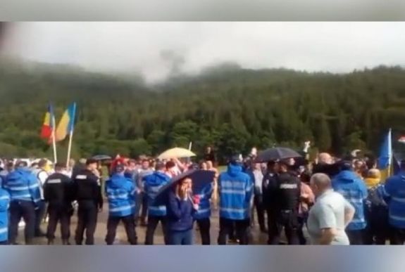 Súlyos incidensek Úzvölgyében: kövekkel dobálták és gyalázták az élőláncot alkotó magyarokat