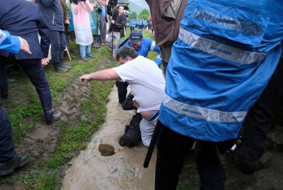 „Mars Budapestre!” – kövekkel dobálták a magyarokat az úzvölgyi temetőnél (percről percre)