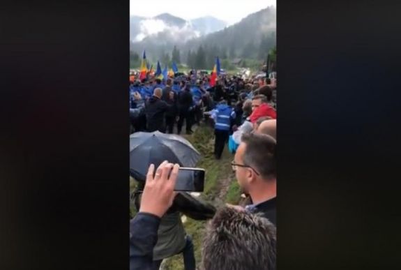 Temetőfoglalás: így verték szét a román nacionalisták a békés magyar élőláncot (VIDEÓ)