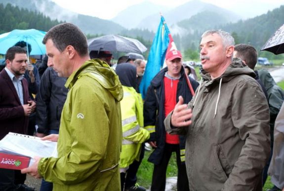 Korodi Attila az úzvölgyi incidensekről: „Rengeteg köpést, sarat, követ kaptunk az arcunkba”