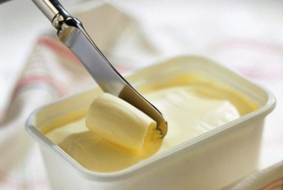 Több mint 17 tonna lejárt vajat és margarint osztottak ki segélyként Háromszéken