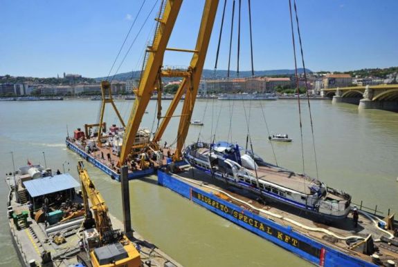 FRISSÍTVE – Dunai hajóbaleset: kiemelték a Margit hídnál elsüllyedt roncsot, négy holttestet találtak benne