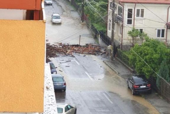 Károkat okozott a viharos időjárás, emberek kerültek veszélybe