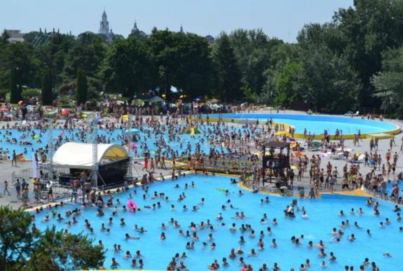 Több mint 20 ezren hűsöltek az aradi strandon a hétvégén