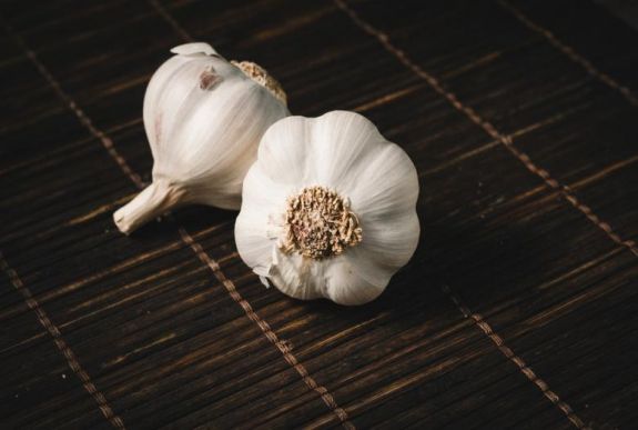 Ilyen egyszerűen is lehet fokhagymát tisztítani