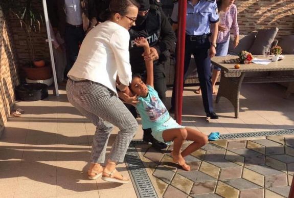 Kommandósokkal vették el nevelőszüleitől az Amerikába örökbe adott kislányt