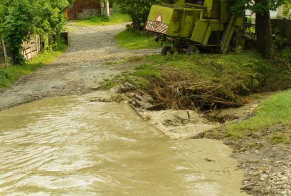 Áradások utáni helyzetkép: Csíkszentmártonban továbbra is a víz az úr