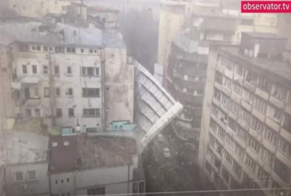 Viharkárok országszerte: építkezési állványt döntött le a szél Bukarestben