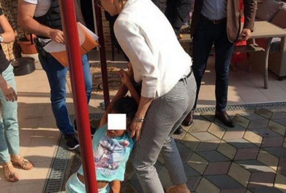 Megszólalt a munkaügyi miniszter a nevelőszüleitől elvonszolt kislány ügyében