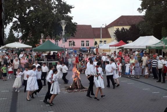 Szent Iván-éji tűzugrást tartottak Pécskán