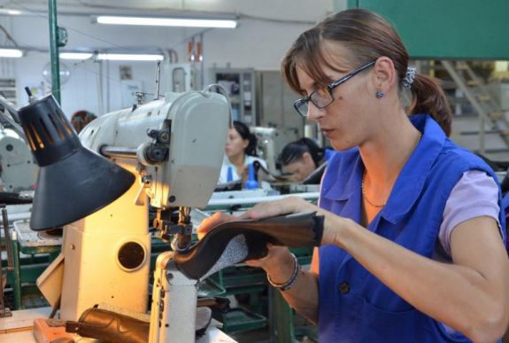 Öt év alatt ennyit nőttek a fizetések a cipő- és a készruhagyárakban