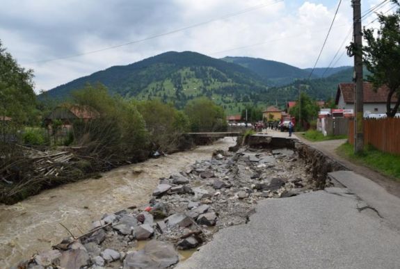 Zajlik a kárfelmérés – pusztított a víz a Gyimesközéplokhoz tartozó Hidegségen  