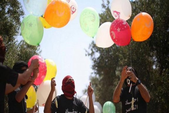 Szerinted mit csinálnak a palesztin terroristák ezekkel a színes léggömbökkel?