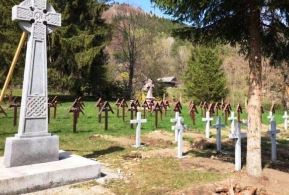 Műalkotásnak nyilvánították az úzvölgyi temetőben illegálisan felállított betonkereszteket