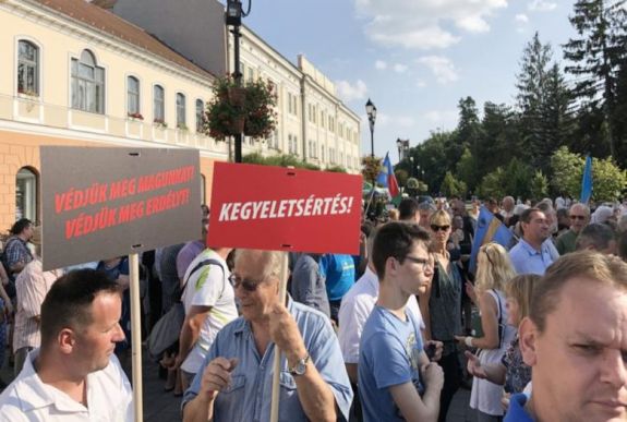 „Ne bántsd a magyart!” – ezt üzenték a sepsiszentgyörgyi tüntetők