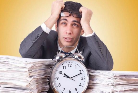 Agyvérzést okozhat a rendszeres túlórázás