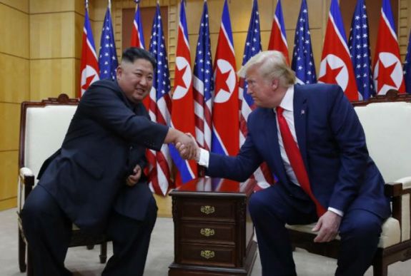 Trump észak-koreai területre lépett, az amerikai elnökök közül elsőként
