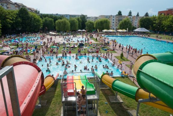 Pancsolási körkép: a környező megyékben is népszerű a sepsiszentgyörgyi élményfürdő