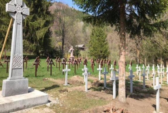 Úzvölgyi katonatemető: Korodi az Elie Wiesel Intézet állásfoglalását kérte az illegális keresztek szimbólumairól