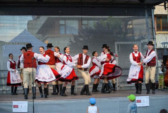 Ügyintézés népviseletben: így hangolódtak Csíkszeredában az Ezer Székely Leány Napjára