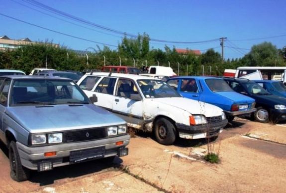 Statisztika: minden harmadik romániai lakosnak van egy átlagban 15 éves autója