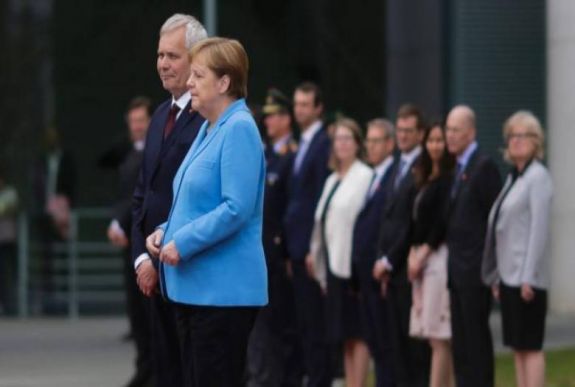 Egy hónapon belül harmadszor remegett nyilvános eseményen Angela Merkel