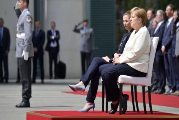 Hallatlan a diplomáciai protokollban, amit Angela Merkel kért