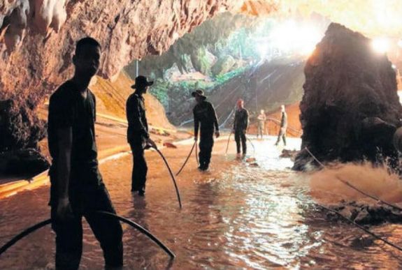 Saját magukat játsszák a thaiföldi barlangi mentőakció résztvevői egy filmben