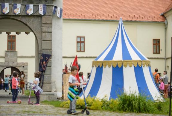 Gólyalábas paszulyköpködés - Reneszánsz gyermeknap a Csíkszeredai Régizene Fesztiválon