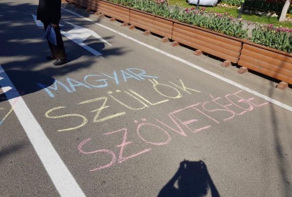 Válságstáb a magyar diákokért: oktatási szakembereket ültetnek tárgyalóasztalhoz a szülők