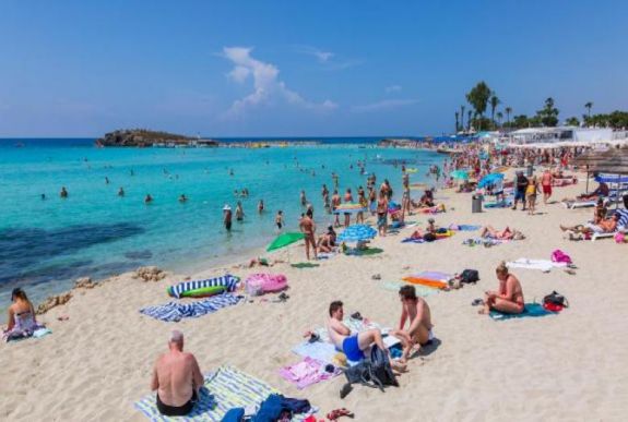 Tizenkét turista erőszakolt meg a gyanú szerint egy nőt Cipruson