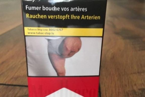 Vett egy doboz cigarettát: az elrettentő képről az amputált lábú apja köszönt vissza