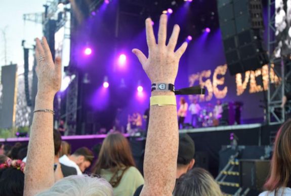 Fesztiválriportereink jelentik: megtanultunk jelnyelven tapsolni az EC nagyszínpadánál