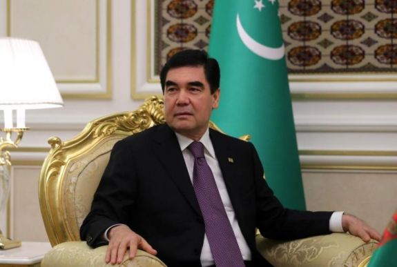 Erdélyben gyártott karosszékekben ücsörög a türkmén diktátor