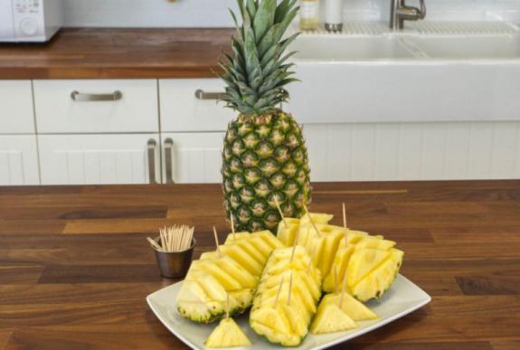 Így vágja fel egyszerűen az ananászt