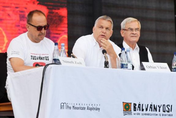 Orbán Viktor a jubileumi Tusványoson: igent mondunk a demokráciára, nemet a liberalizmusra (percről percre)