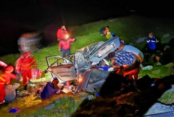 Szakadékba zuhant öt fiatal a Transzfogarasi-úton