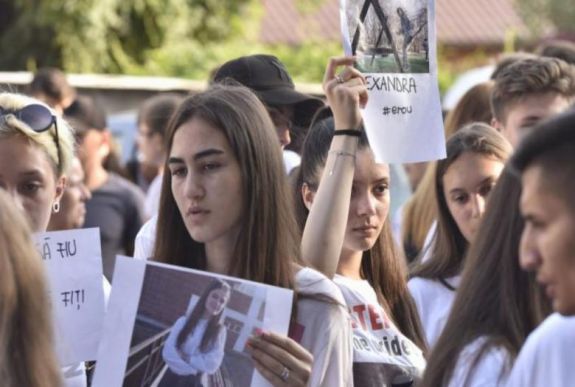 Tanulók tüntettek a caracali polgármesteri hivatal és a rendőrség épülete előtt