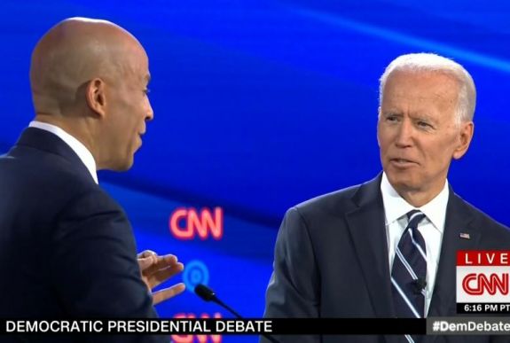 A demokrata elnökjelölt-aspiránsok újabb vitáján is főleg egymást bírálták a politikusok 