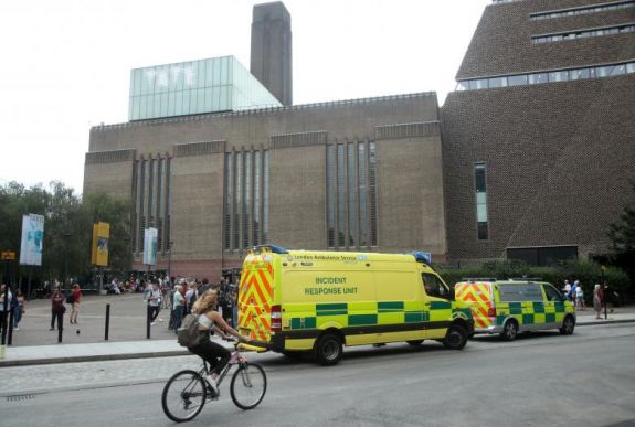 Lehajítottak egy gyermeket a londoni Tate Modern múzeum ötödik emeletéről