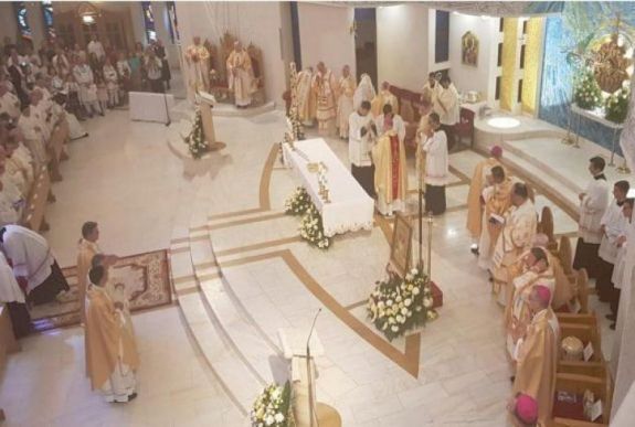 Püspökszentelés a moldvai katolikus egyházmegyében, a csángók magyar misében reménykednek