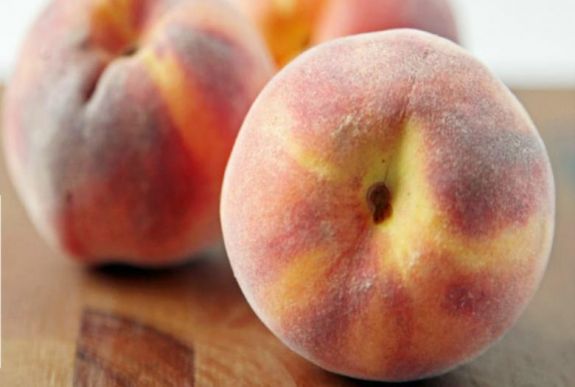 Ezzel a trükkel egyszerűen megpucolhatjuk a barackot