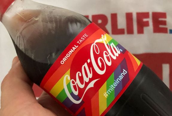 Coca-Cola-botrány Magyarországon: szivárványra váltanak át