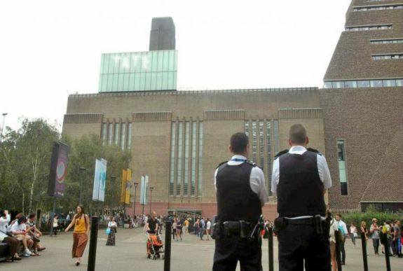 Pszichiátriai vizsgálat vár a kamaszfiúra, aki ledobott egy kisgyereket a Tate Modern teraszáról