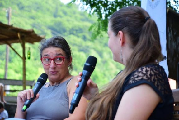 Újratanítaná mesélni a felnőtteket a Hagyományok Háza – az első mikházi szabadegyetemen jártunk