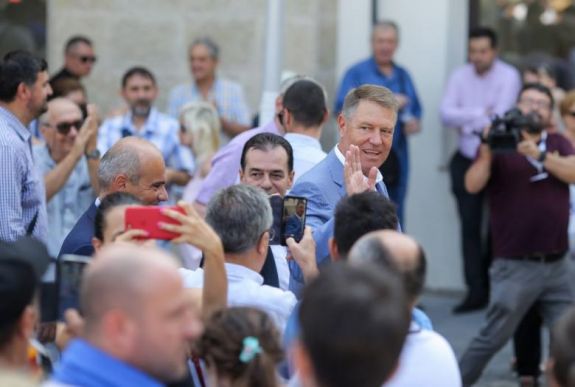 A PNL megkezdte a Johannis elnökjelöltségét támogató aláírásgyűjtést