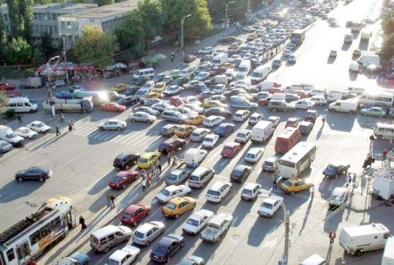 Több mint 350 ezer gépkocsit jegyeztek be az első hét hónapban