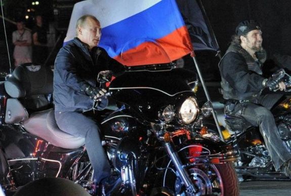 Feljelentették Putyint sisak nélküli motorozásért